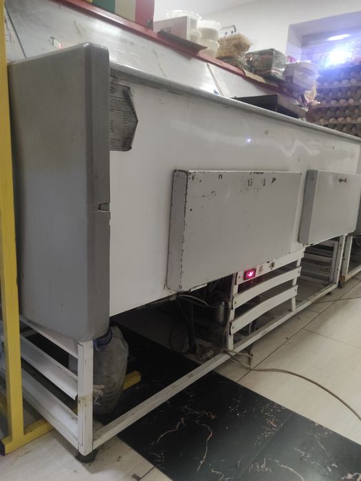 Продается  витриный холодильник