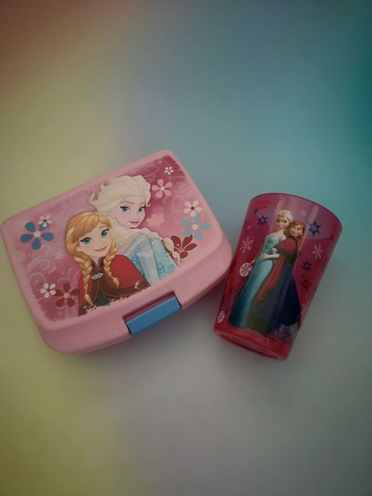 Елза и Ана/Frozen,Замръзналото -кукла,кутия,светеща пръчка,нова чанта, пончо
