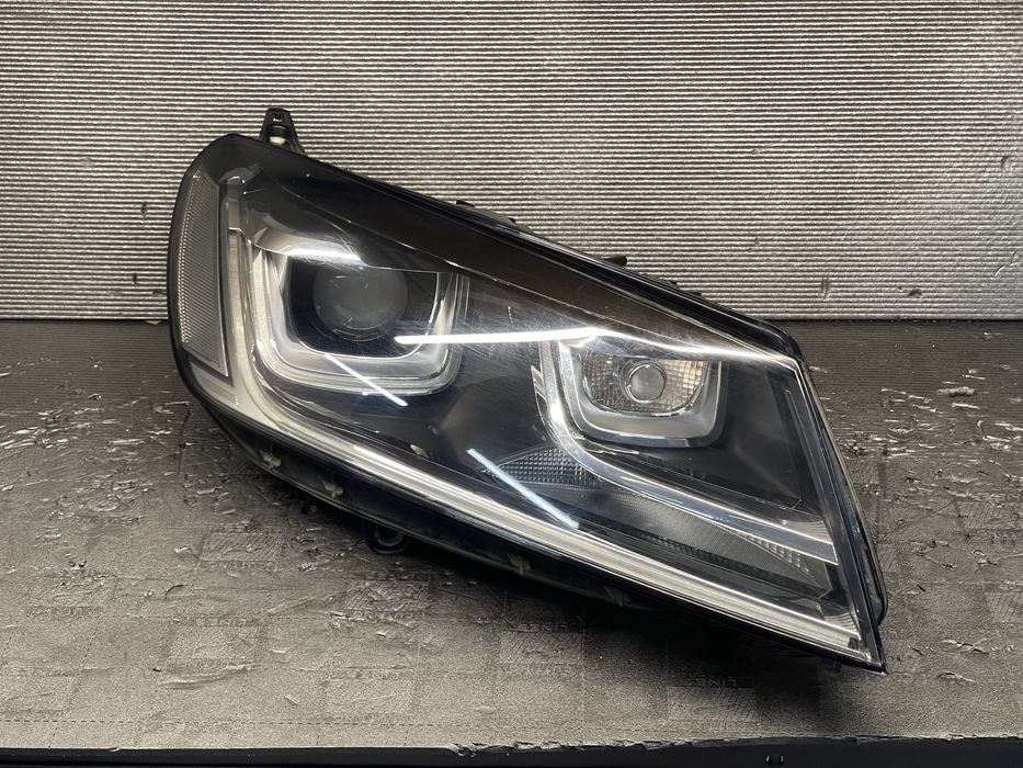 Far dreapta Volkswagen Touareg Bixenon adaptiv