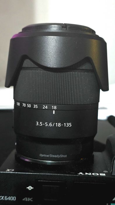 Camera Sony A6400 (+ obiective Sony 18-135mm, Sigma 56mm 1.4 + inele macro cu autofocus, 4 baterii, alte accesorii)