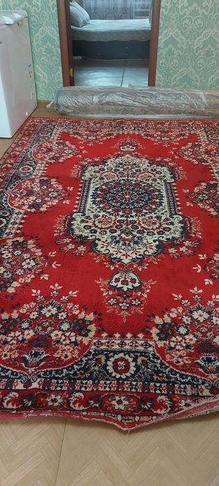 Красный ковер хорошем состояний