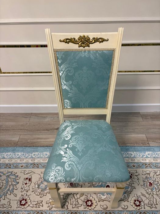 Продается стол со стулями