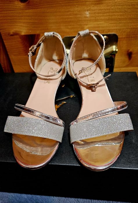 Sandale cu toc, diverse modele