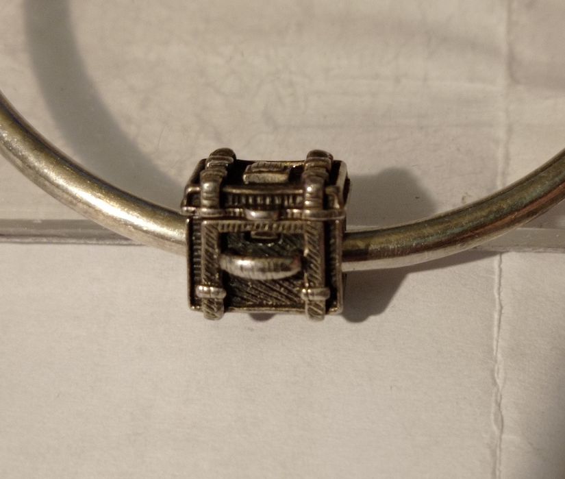 Vând/Schimb brățară Pandora-4 charmuri,la un charm lipsesc 3 pietre.
