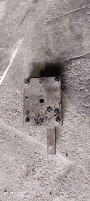 Зомок для гаража