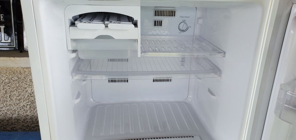 Хладилник с горен фризер Самсунг