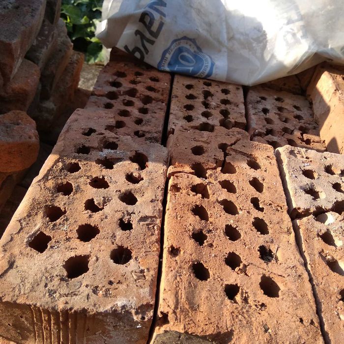 Продавам тухли единички с дупки счупени на две