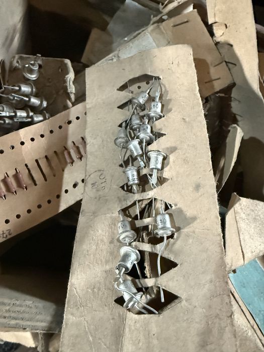 Конденсатор, регулятор, кнопка, резистор, теристор, транзистор.