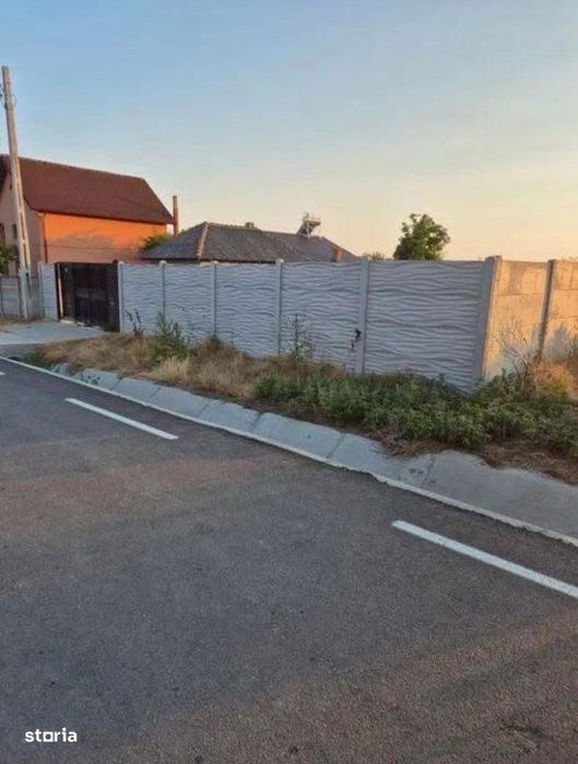 Teren intravilan imprejmuit 1000 mp, total 2550 mp, zona Arginesti