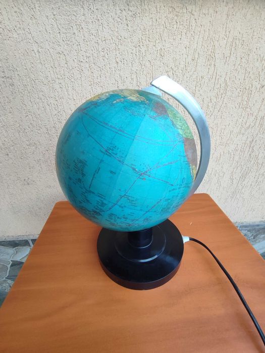 Glob geopolitic luminos anii 90