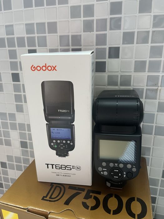 Продавам Nikon D7500 + външна светкавица Godox