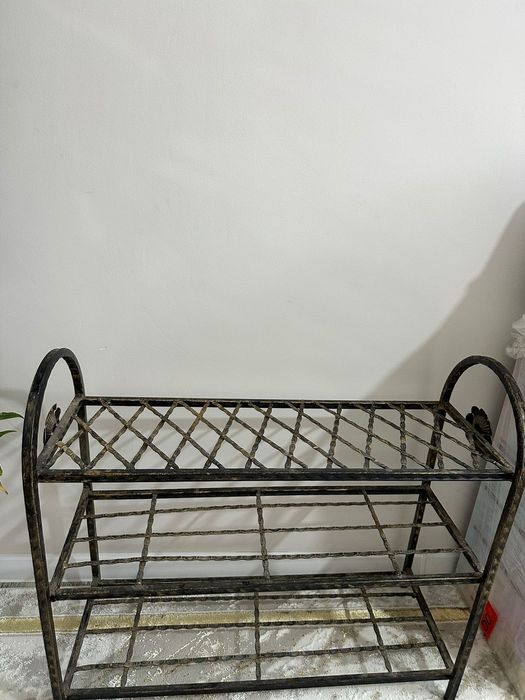 Продам почти новую в отличном состоянии железную обувницу