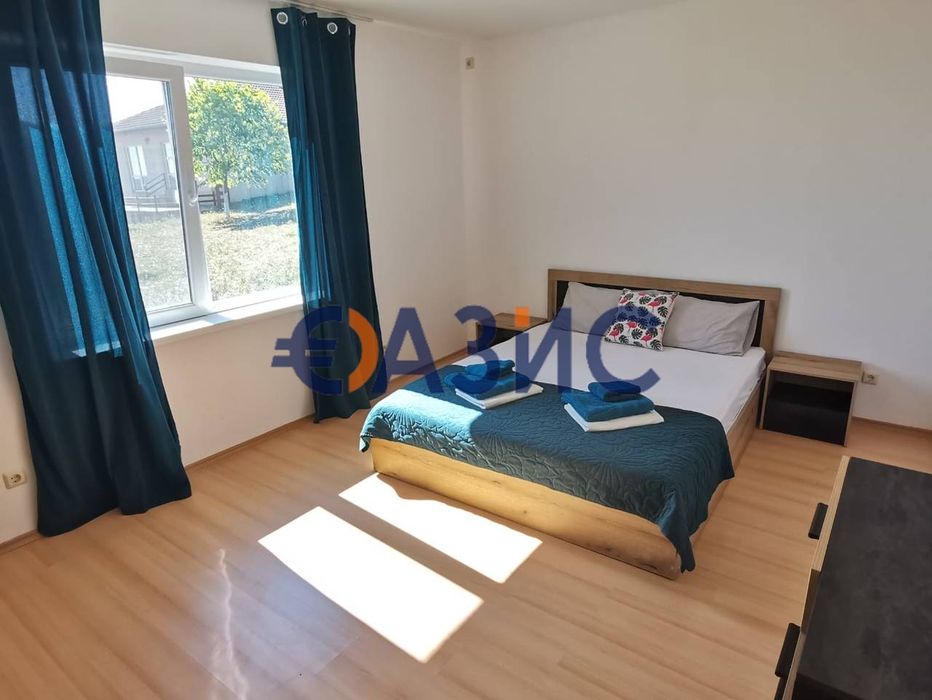 Красива вила в еко комплекс "Св. Влад" до плажа Иракли, с. Баня,