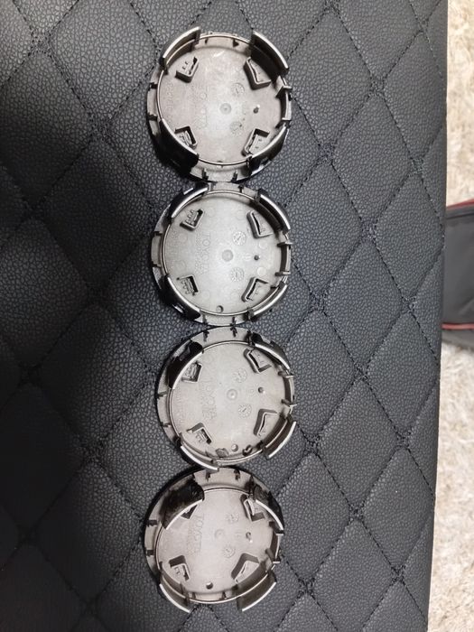 Центральные колпачки оригинал Toyota Lexus