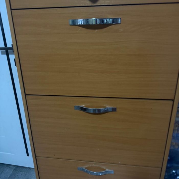 Продам обувницу шкаф и два комода.