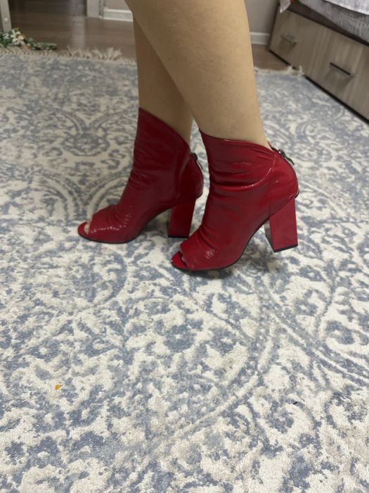 Продаю женские ботиночки