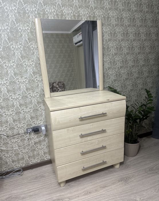 Срочно камод с зеркалом