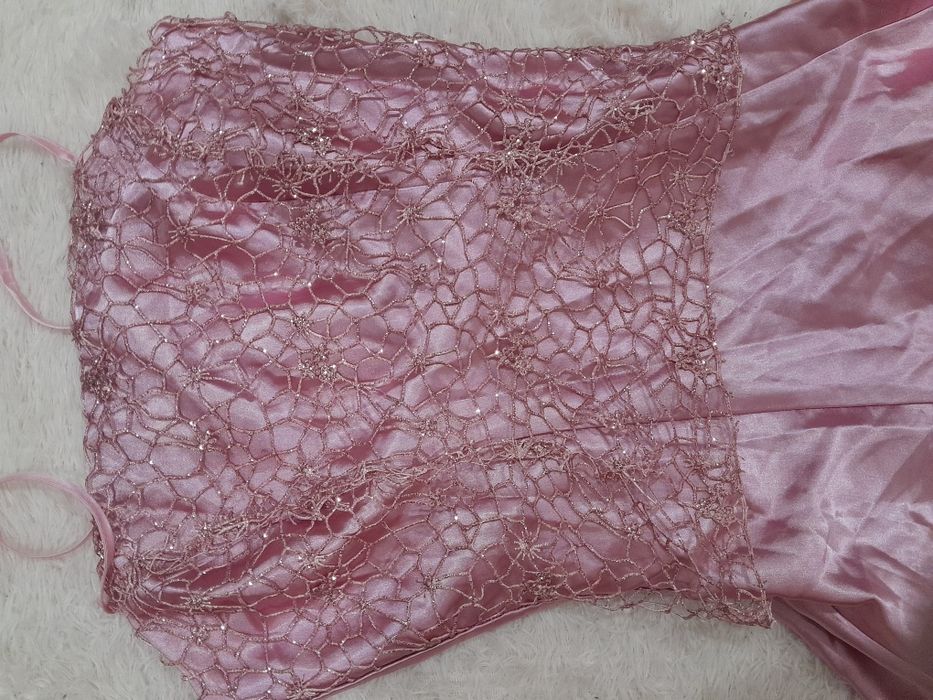 Розовое длинное платье