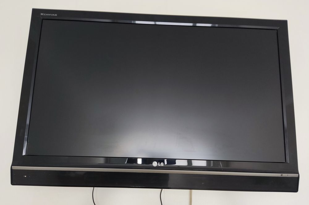 Телевизор LG, диагональ 106 см