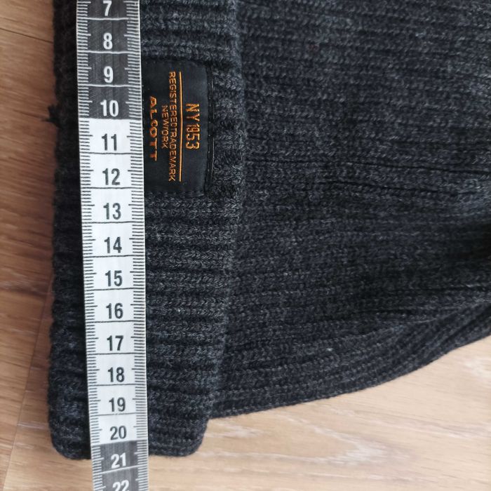 Нова шапка сива.