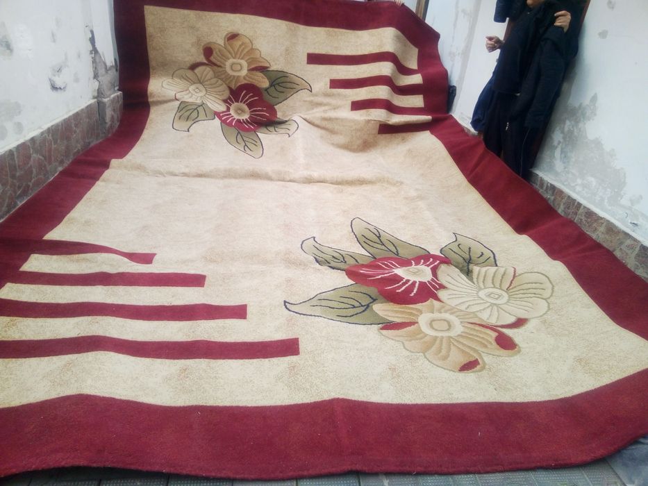 Массивный из дерева Стол+12  стульев.Китай фабричный.Ковер 5х3.5