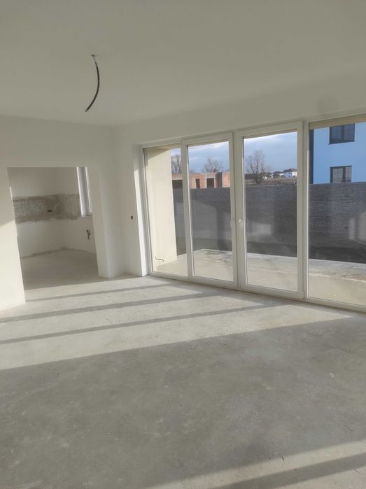 Casa pe parter de vanzare