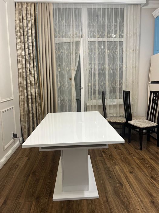 Стол обеденный белого цвета