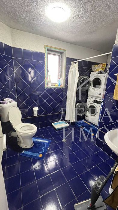 Продава се масивна двуетажна къща с гараж в гр. Мартен