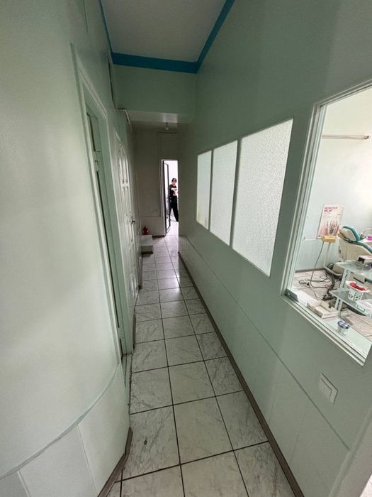 м. БИЙ 3+1/1/4 , кирпич , вдоль дороги, у метро!