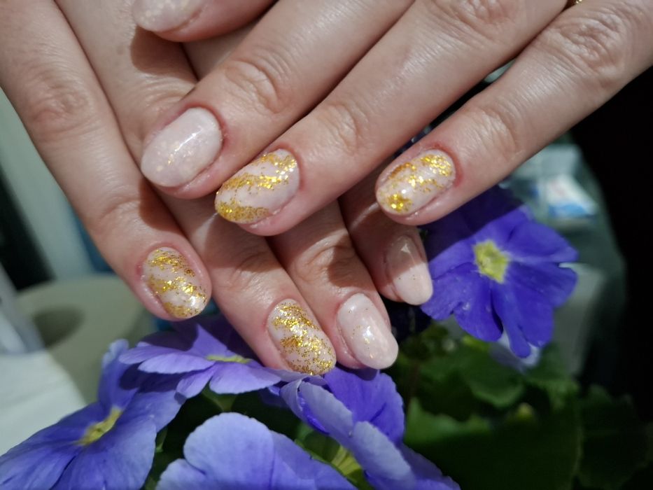 Ofer servicii de manichiură pedichiură semipermanenta