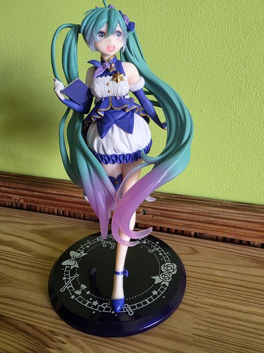 Продавам различни фигурки на Hatsune Miku
