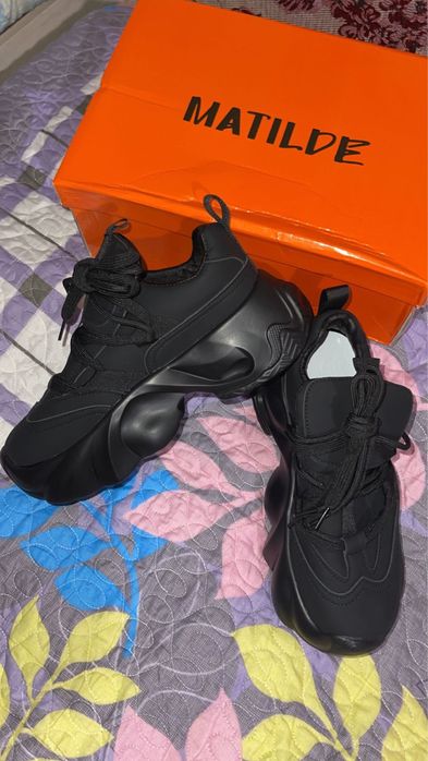 Кроссовки водоотталкивающие