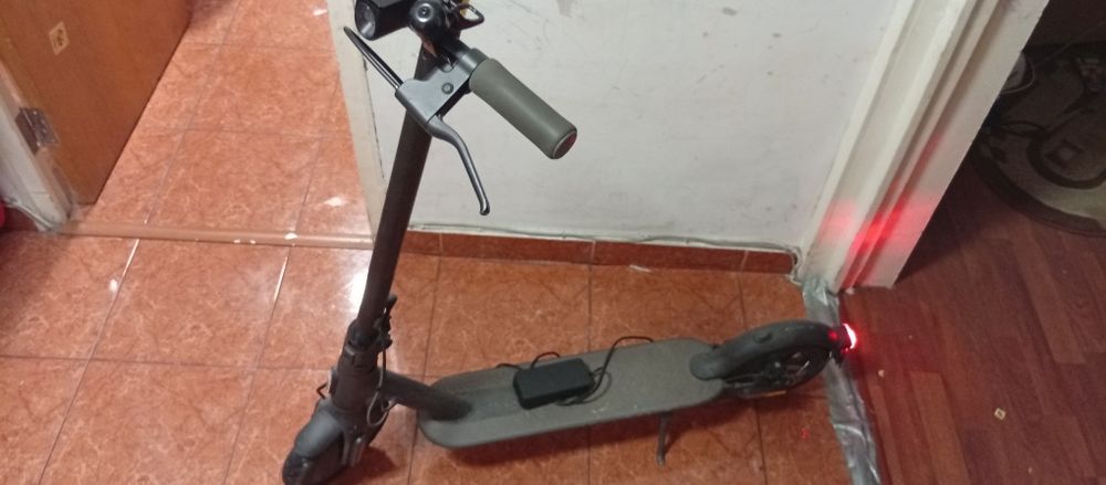 Vând trotineta electrica Xiaomi