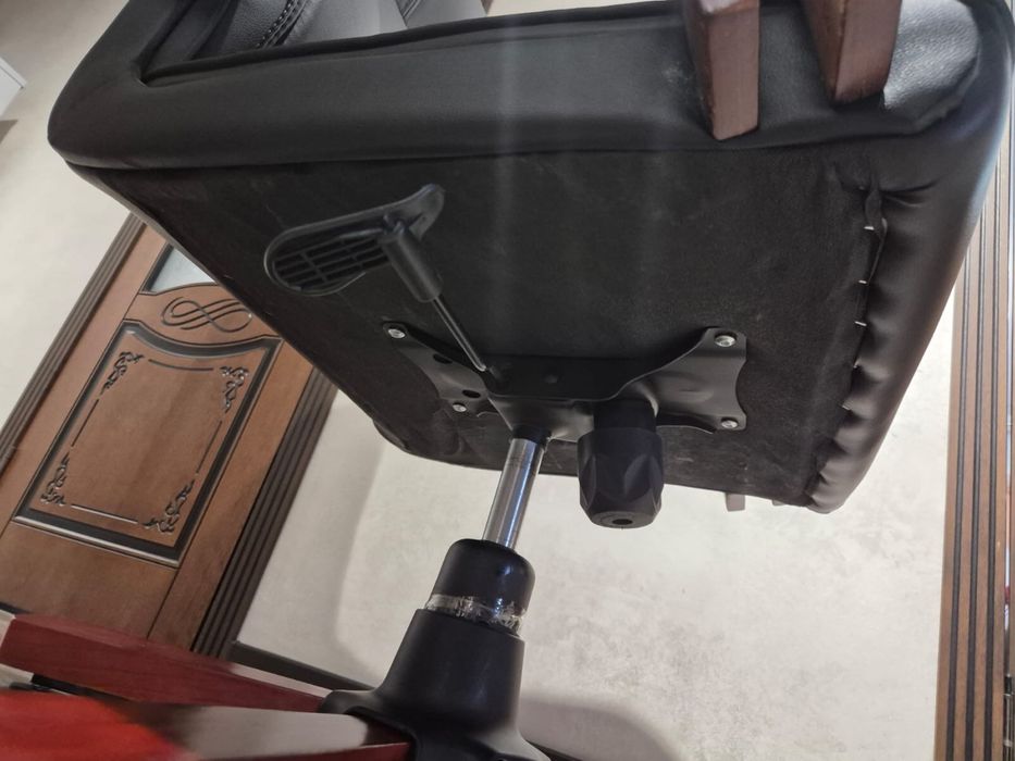 Офсиное кожанное кресло