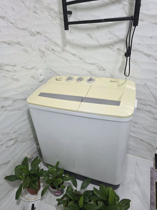 Продаеться полу автомат стриальна машинка