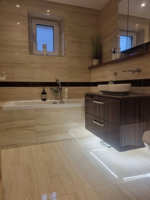 Închiriez apartament cu gradina