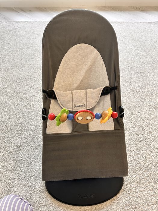 Șezlong BabyBjörn Bliss Anthracite + Jucărie Lemn inclusă