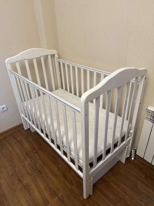 Белая детская кроватка