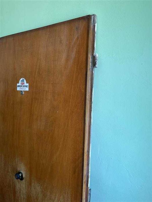 Входна дървена врата от панелен апартамент