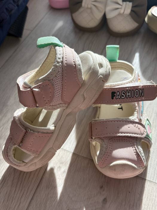 Продам детскую обувь