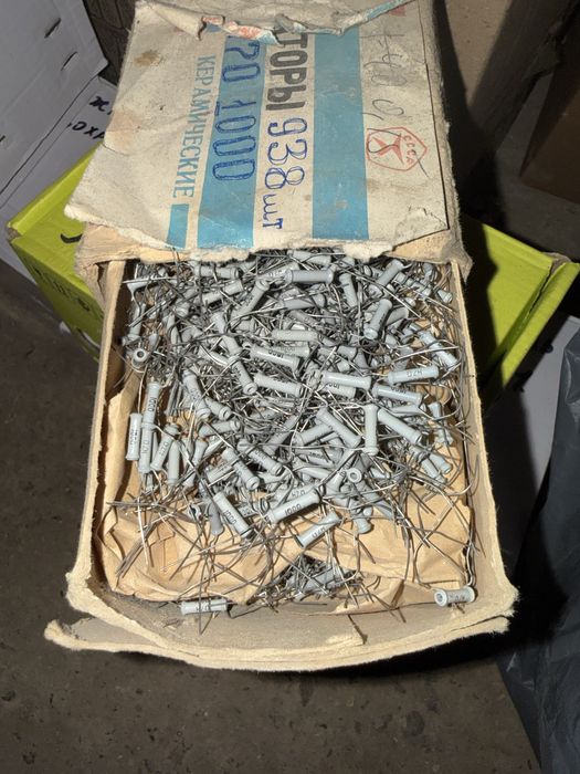 Конденсатор, регулятор, кнопка, резистор, теристор, транзистор.