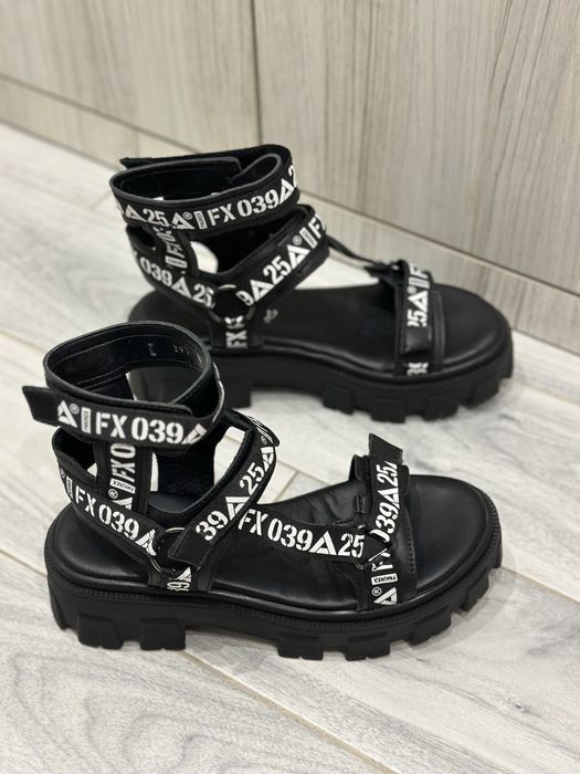 Модерни черни сандали на платформа, номер 39 + подарък