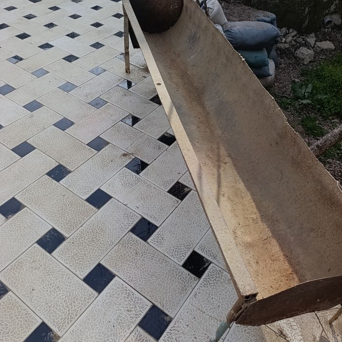 Qoʻy, mol va chorva uchun omuxta yem idish, oxur sotiladi, uzunligi 2m