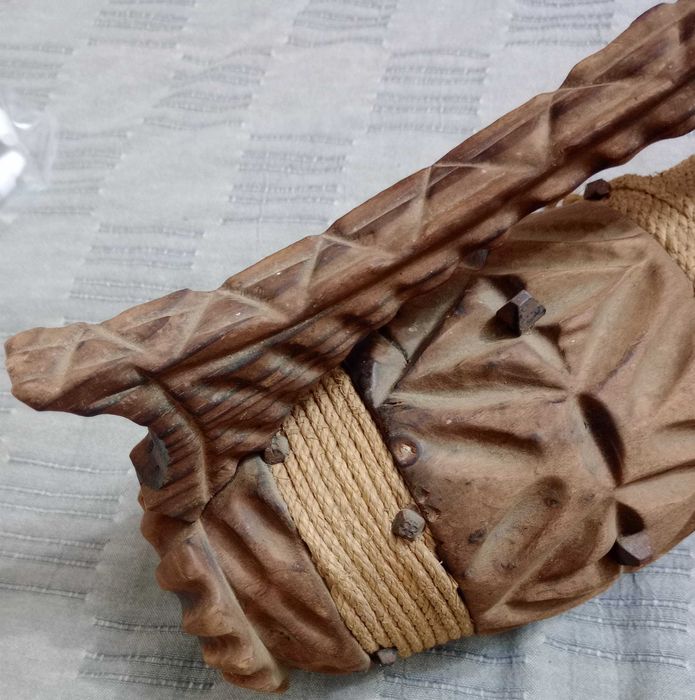 Cana carafa decorativa sculptata in lemn 30 cm. inaltime