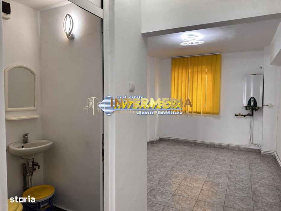 INCHIRIERE Spatiu Comercial CETATE Bulevard 34 mp. Centrala Termopane