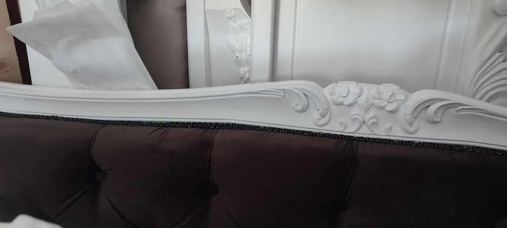 Pat matrimonial 1600*2000 este din lemn masiv cu sculptura este nou  are tot numai de pus salteaua se poate trimite oriunde an tara