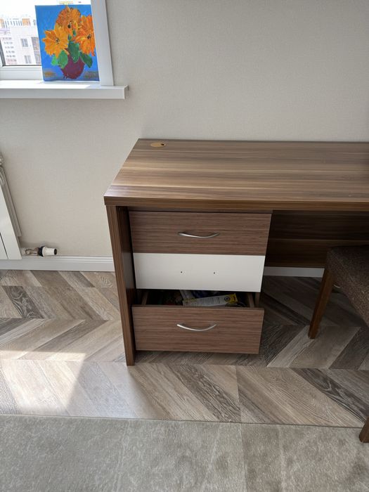 Продам стол, полку, тумбочку