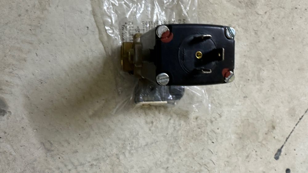 Электромагнитный клапан BURKERT вместе с разьемом