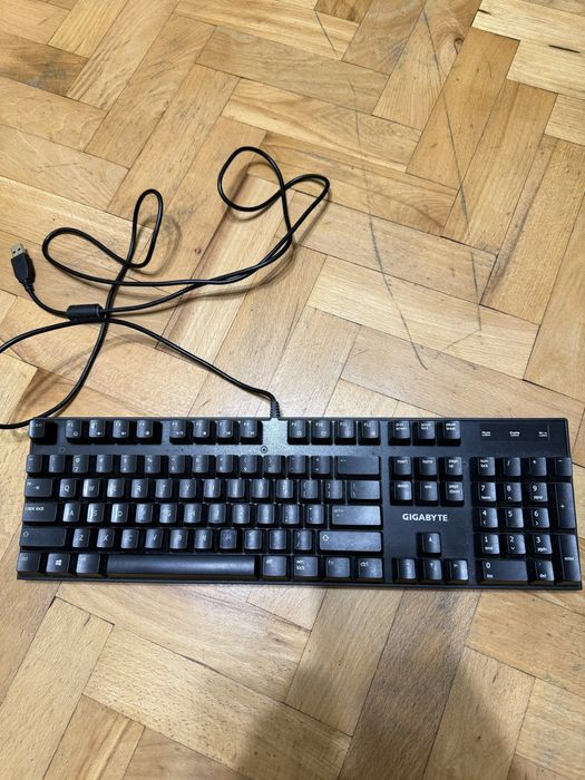 Механична геймърска клавиатура Gigabyte force сини суичове