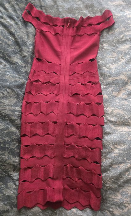 Изящна рокля в цвят бордо